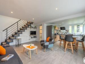 Casa con sala de estar y cocina con escalera. en Gîte Abbecourt, 3 pièces, 4 personnes - FR-1-526-46, en Abbecourt