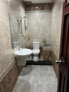een badkamer met een toilet en een wastafel bij Hang Chau Hotel in Can Tho