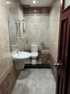 uma casa de banho com um WC e um lavatório em Hang Chau Hotel em Can Tho