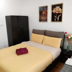 - une chambre avec un lit et une serviette rouge dans l'établissement Teega Cozy 2 Guests 35th floor WI-FI City View, à Nusajaya