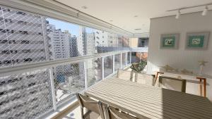 a balcony with a view of a city at Apartamento 3 quartos em Pitangueiras in Guarujá