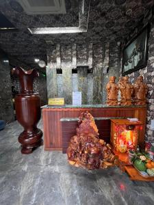 uma sala com um balcão com estátuas em Hang Chau Hotel em Can Tho