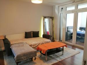 2 Bed, Garden Apartment في Forest Hill: غرفة بسرير ومرآة وطاولة