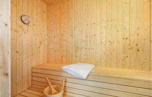 eine Holzsauna mit einem Handtuch darin in der Unterkunft Lovely Home In Krems Iiwarderbrück in Göls