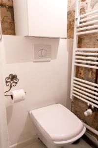 a bathroom with a toilet and a roll of toilet paper at Boutique Altbau Apartment in Berlin