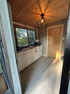 Kuchyň nebo kuchyňský kout v ubytování Moonlight Muskoka Cottage