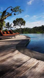 德哥拉朗的住宿－GK Bali Resort，一条木道,靠近水体