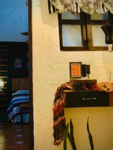 una stanza con bancone, tavolo e specchio di Vintage Apartment with Balcony & Terrace a Antigua Guatemala