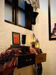 una camera con letto e tavolo con lampada di Vintage Apartment with Balcony & Terrace a Antigua Guatemala
