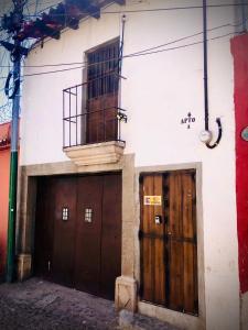 un edificio con due porte garage e un balcone di Vintage Apartment with Balcony & Terrace a Antigua Guatemala
