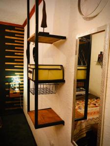 una stanza con specchio e scaffali appesi a una parete di Vintage Apartment with Balcony & Terrace a Antigua Guatemala