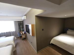Postel nebo postele na pokoji v ubytování Motel Xiamen Railway Station