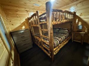 um quarto com um beliche num chalé de madeira em Paradise at the Smokies Cabin em Sevierville