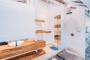 une salle de bain avec une douche en verre et des toilettes dans l'établissement Villa Cinta Lembongan, à Nusa Lembongan