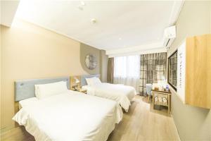 Postel nebo postele na pokoji v ubytování Motel Xiamen Railway Station