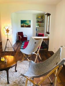 Gite du Ried في Bischwiller: غرفة معيشة مع كرسيين وطاولة