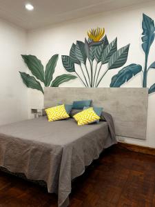 ルハン・デ・クージョにあるJURAMAのベッドルーム1室(黄色と青の枕付きのベッド1台付)