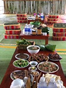 una mesa con muchos platos de comida. en Homesaty Nà Bó 1, en Mộc Châu