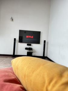 TV a/nebo společenská místnost v ubytování Skylight Villa