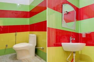 kolorowa łazienka z toaletą i umywalką w obiekcie CASA INN w mieście Waranasi
