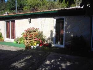 una casa con una ventana y una caja de flores en Casa da Penalva, en Santa Cruz do Lima