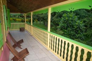 Rõdu või terrass majutusasutuses Le gîte du jardin