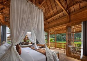 The Kalyana Ubud Resort tesisinde bir odada yatak veya yataklar