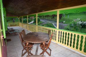 Rõdu või terrass majutusasutuses Le gîte du jardin
