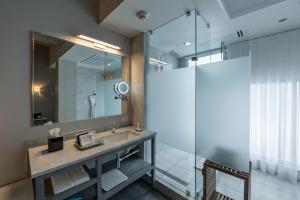 La salle de bains est pourvue d'un lavabo et d'une douche. dans l'établissement Stanton House El Paso, à El Paso