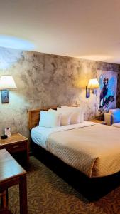 um quarto de hotel com uma cama grande e duas lâmpadas em Browns Canyon Inn em Salida