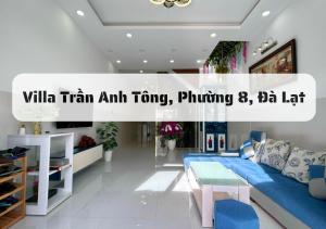 - un salon avec un canapé bleu dans l'établissement Hệ Thống Villa Đà Lạt, à Đà Lạt