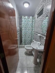 ein Bad mit einem WC und einem Waschbecken in der Unterkunft Hotel San Juan Huaral in Huaral
