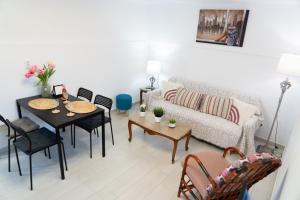 sala de estar con sofá, mesa y sillas en Pigadia Central en Kárpatos