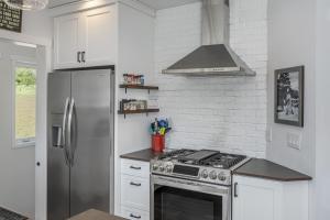 kuchnia z kuchenką ze stali nierdzewnej i lodówką w obiekcie Berg Haus by NW Comfy Cabins w mieście Leavenworth