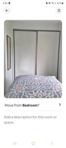 ein Screenshot eines Schlafzimmers mit einem Bett mit Avertisation in der Unterkunft Cozy Room Near Christchurch Airport in Christchurch