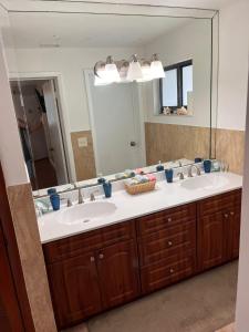 a bathroom with two sinks and a large mirror at Bella Stanza in Miami