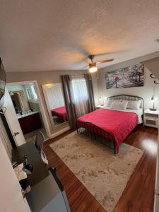 a bedroom with a red bed and a mirror at Bella Stanza in Miami