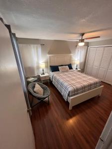 1 dormitorio con 1 cama y 1 silla en Bella Stanza, en Miami