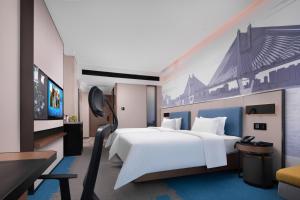 Gulta vai gultas numurā naktsmītnē Hilton Hotel by Hampton Wuhan Zhongnan Street Branch