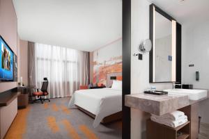 Gulta vai gultas numurā naktsmītnē Hilton Hotel by Hampton Wuhan Zhongnan Street Branch