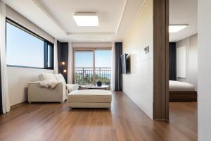 Postel nebo postele na pokoji v ubytování Urbanstay Sokcho Beach AB