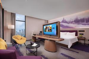 Televizors / izklaižu centrs naktsmītnē Hilton Hotel by Hampton Wuhan Zhongnan Street Branch