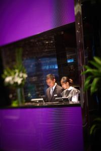 香港的住宿－香港觀塘帝盛酒店，坐在桌子上的男女穿着西装