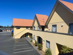 ファンガレイにあるBella Vista Motel Whangareiの赤屋根の建物