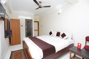 een slaapkamer met een groot bed en een tafel bij OYO Sai Sagar Residency in Bhubaneshwar