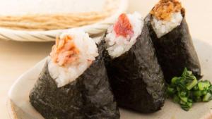 un plato de sushi en un plato con un plato de comida en Toyoko Inn Nishitetsu Kurume eki Higashi guchi, en Kurume