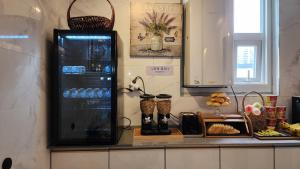 una cucina con frigorifero nero su un bancone di Gimhae Business Hotel K a Gimhae