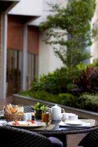 香港的住宿－香港觀塘帝盛酒店，一张桌子上放着一盘食物