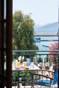 パラリオ・アストロスにあるGalaxy Roomsの水辺の景色を望むバルコニー(テーブル付)
