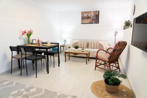 ein Wohnzimmer mit Tisch und Stühlen in der Unterkunft Pigadia Central in Karpathos